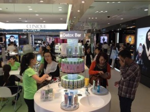 国庆第一天 卖场消费猛增市民偏爱食品化妆品