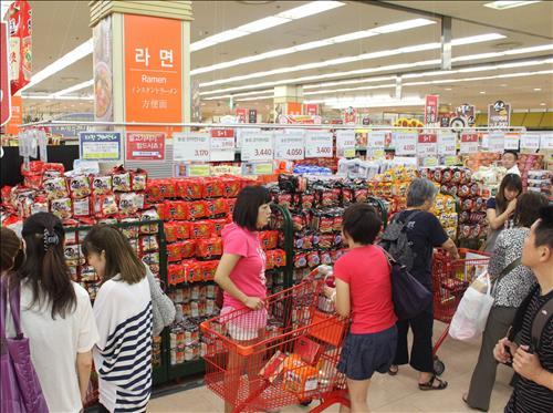 韩媒:韩百货店销售额 中国人消费占比近两成
